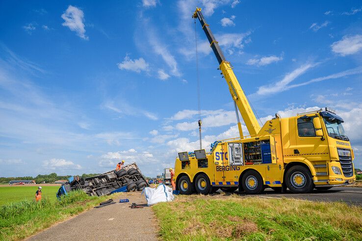In beeld: Weg tussen Kampen en Dronten tot laat in de avond dicht door grote bergingsoperatie (video)