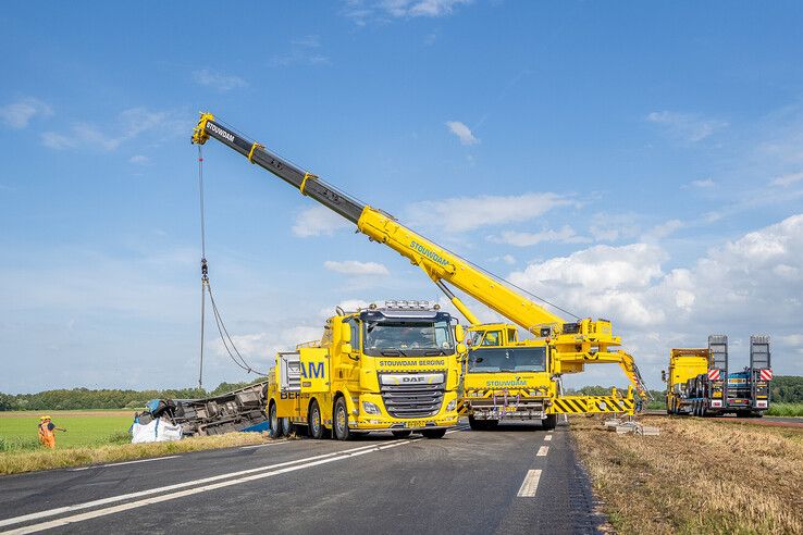 In beeld: Weg tussen Kampen en Dronten tot laat in de avond dicht door grote bergingsoperatie (video)