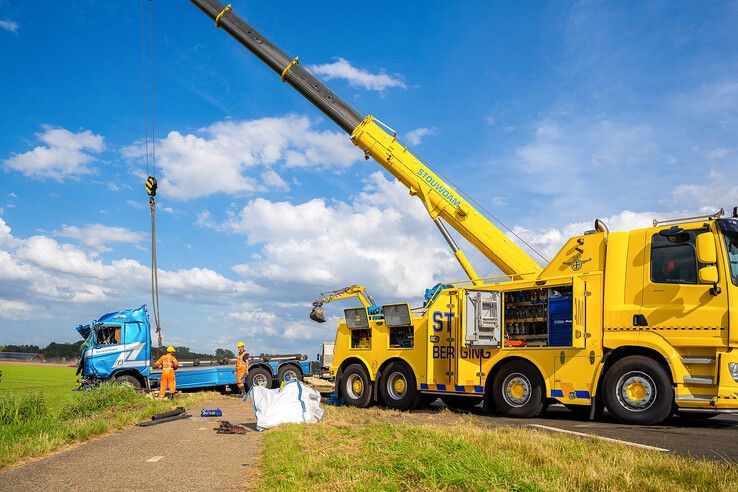 In beeld: Weg tussen Kampen en Dronten tot laat in de avond dicht door grote bergingsoperatie (video)