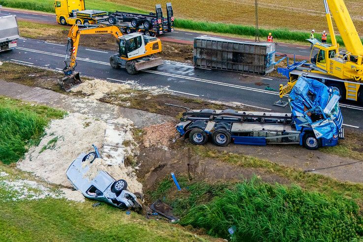In beeld: Weg tussen Kampen en Dronten tot laat in de avond dicht door grote bergingsoperatie (video)