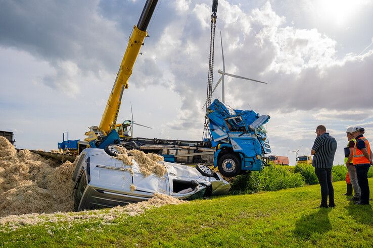 In beeld: Weg tussen Kampen en Dronten tot laat in de avond dicht door grote bergingsoperatie (video)