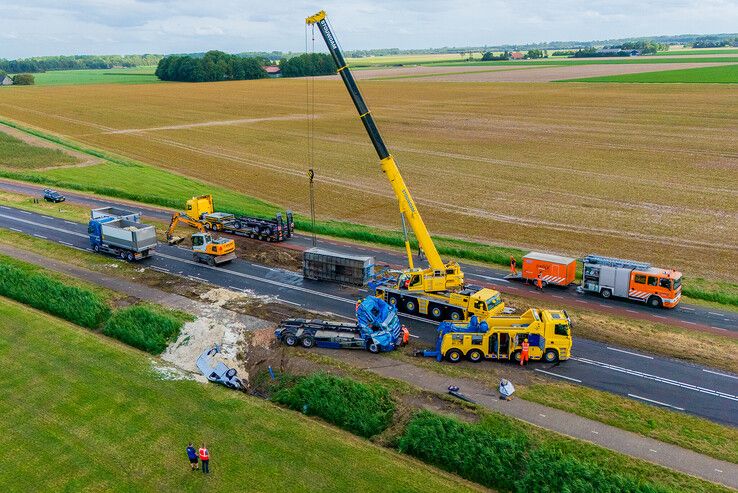 In beeld: Weg tussen Kampen en Dronten tot laat in de avond dicht door grote bergingsoperatie (video)