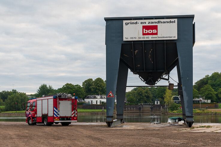 Plezierjacht in brand bij Hattem, mannen ontsnappen aan vlammenzee