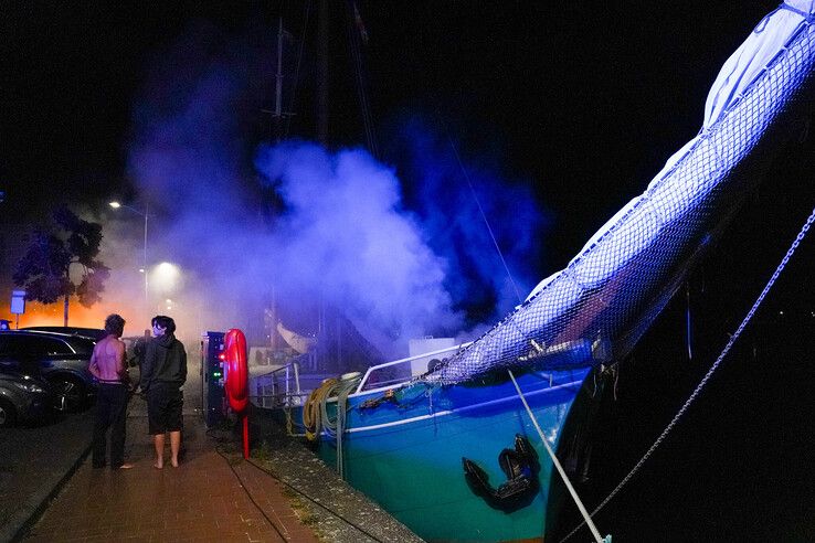 Brandweer blust brand in klipper Utopia aan de IJsselkade in Kampen.
