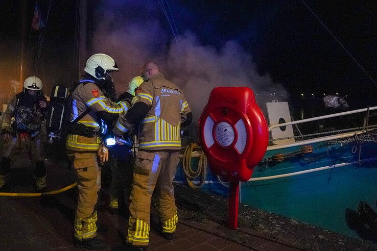 Brand in klipper aan IJsselkade Kampen snel onder controle (video)