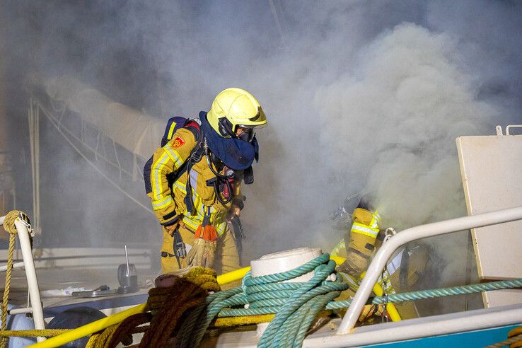 Brand in klipper aan IJsselkade Kampen snel onder controle (video)