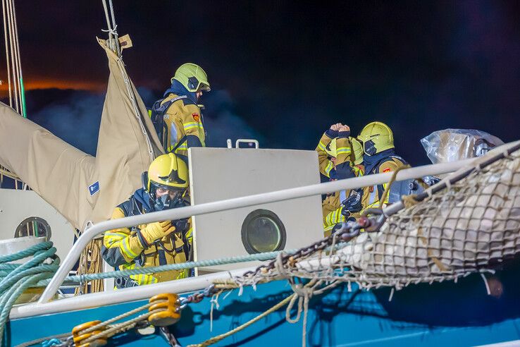 Brand in klipper aan IJsselkade Kampen snel onder controle (video)