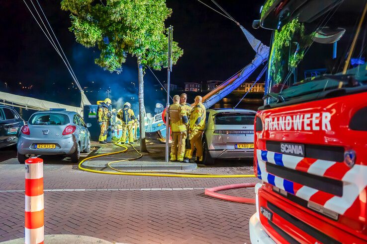 Brand in klipper aan IJsselkade Kampen snel onder controle (video)