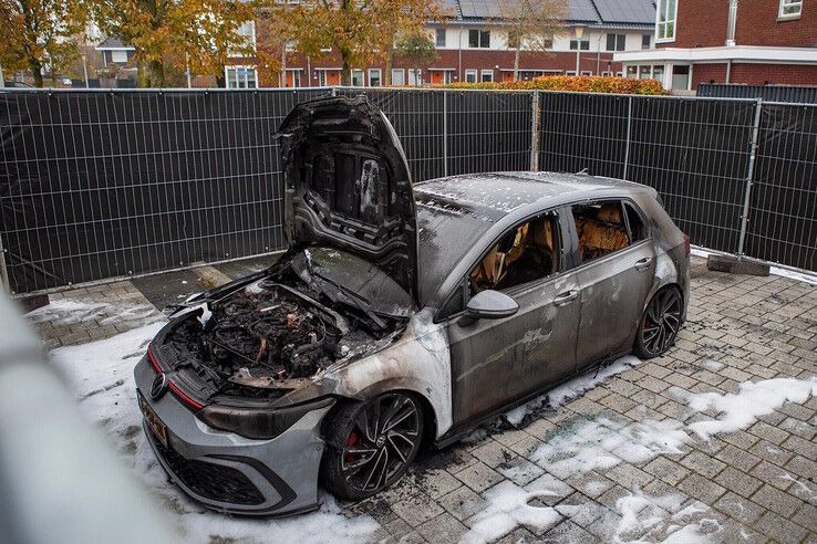 De uitgebrande Volkswagen Golf GTI aan de Nijerwalstraat in Zwolle.