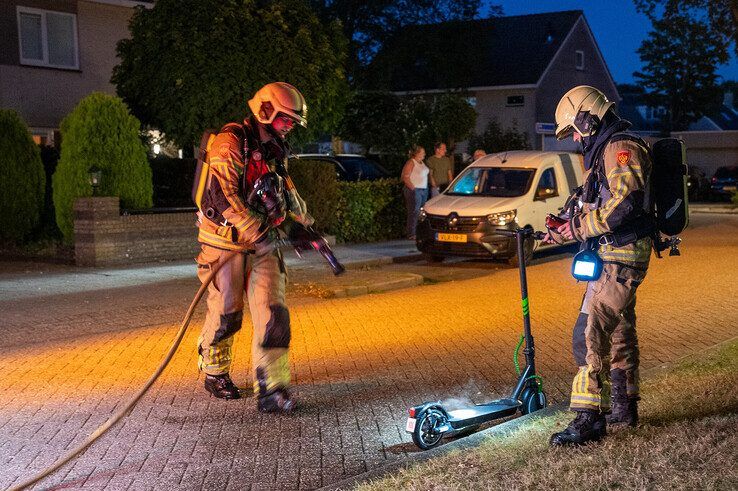 Brandweer blust elektrische step op de Oude Deventerstraatweg in Zwolle.