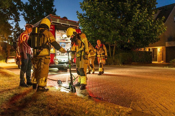 Elektrische step vliegt in brand tijdens rit in Zwolle