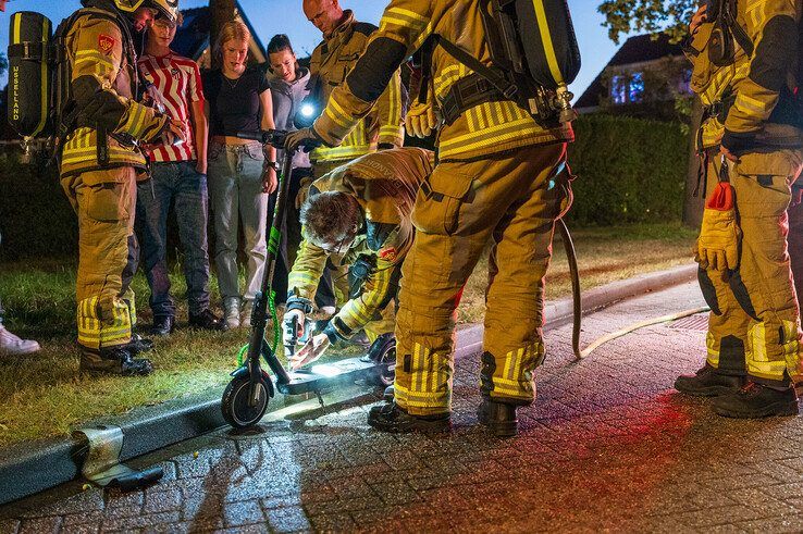 Elektrische step vliegt in brand tijdens rit in Zwolle