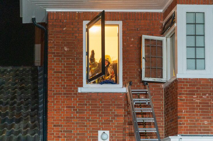 Woning vol rook in Zwolle, brandweer wekt bewoner