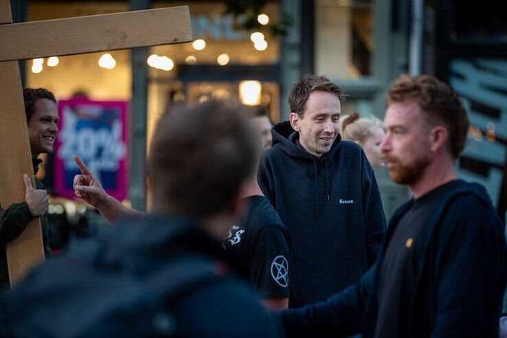 In beeld: Omstreden gebedsgenezer uit Kampen bestempelt tegendemonstranten en journalisten in Zwolle als satanisten