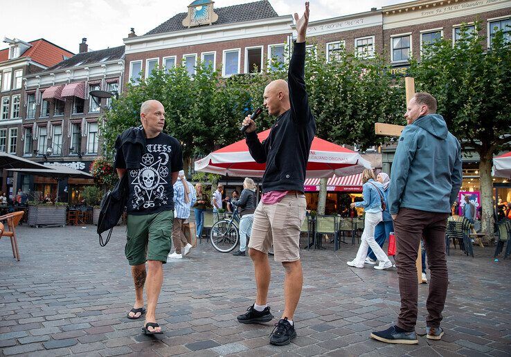 In beeld: Omstreden gebedsgenezer uit Kampen bestempelt tegendemonstranten en journalisten in Zwolle als satanisten