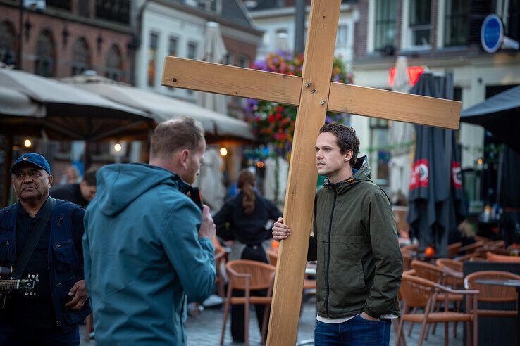 In beeld: Omstreden gebedsgenezer uit Kampen bestempelt tegendemonstranten en journalisten in Zwolle als satanisten
