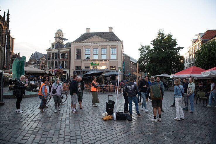 In beeld: Omstreden gebedsgenezer uit Kampen bestempelt tegendemonstranten en journalisten in Zwolle als satanisten