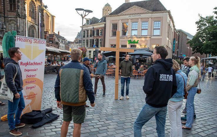In beeld: Omstreden gebedsgenezer uit Kampen bestempelt tegendemonstranten en journalisten in Zwolle als satanisten