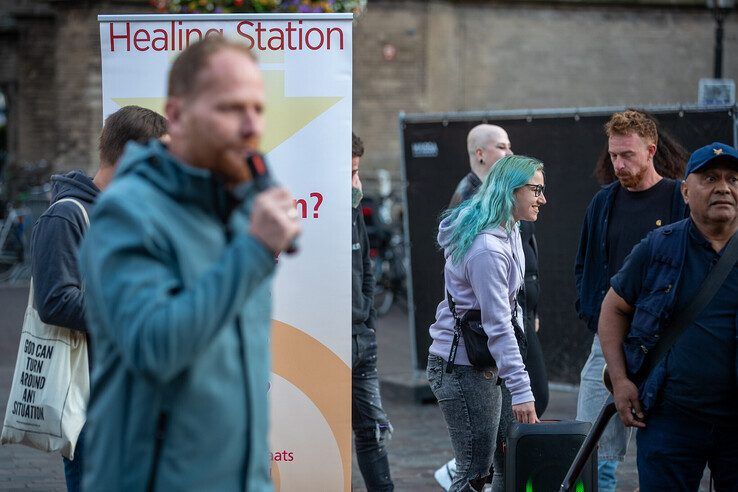 In beeld: Omstreden gebedsgenezer uit Kampen bestempelt tegendemonstranten en journalisten in Zwolle als satanisten