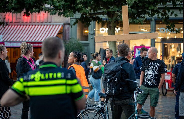 In beeld: Omstreden gebedsgenezer uit Kampen bestempelt tegendemonstranten en journalisten in Zwolle als satanisten