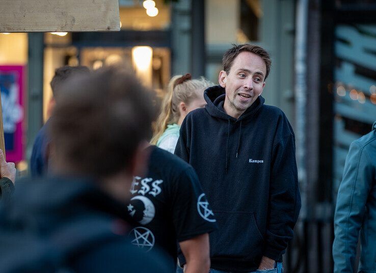 In beeld: Omstreden gebedsgenezer uit Kampen bestempelt tegendemonstranten en journalisten in Zwolle als satanisten