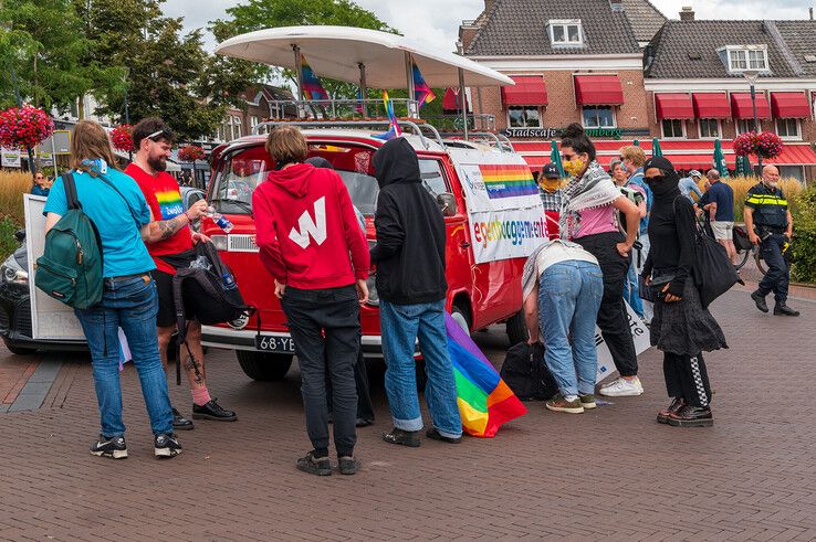 Actievoerders blokkeren Pride Walk Zwolle.
