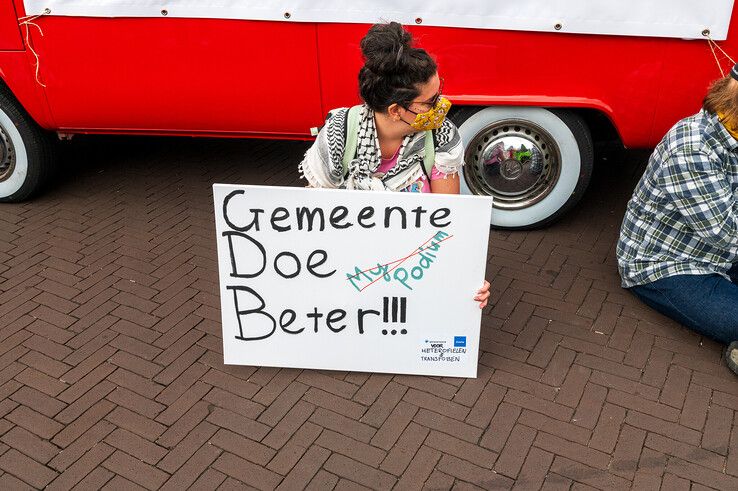 Actievoerders blokkeren Pride Walk Zwolle: ‘Commercieel feestje’
