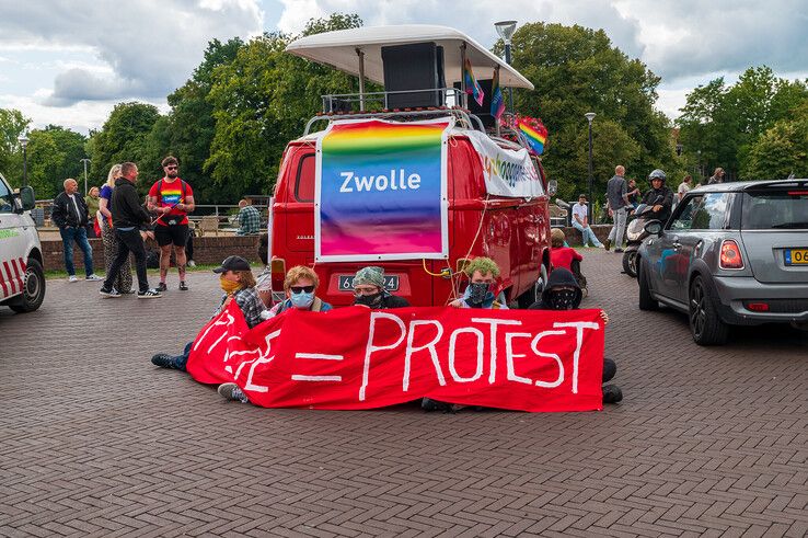 Actievoerders blokkeren Pride Walk Zwolle: ‘Commercieel feestje’