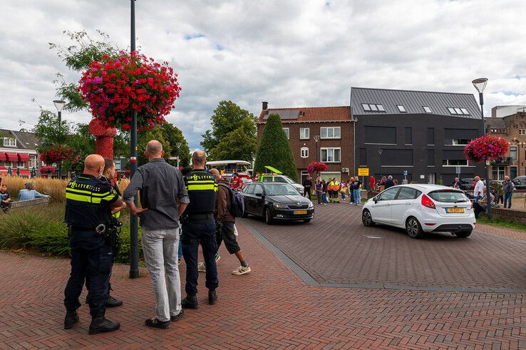 Actievoerders blokkeren Pride Walk Zwolle: ‘Commercieel feestje’
