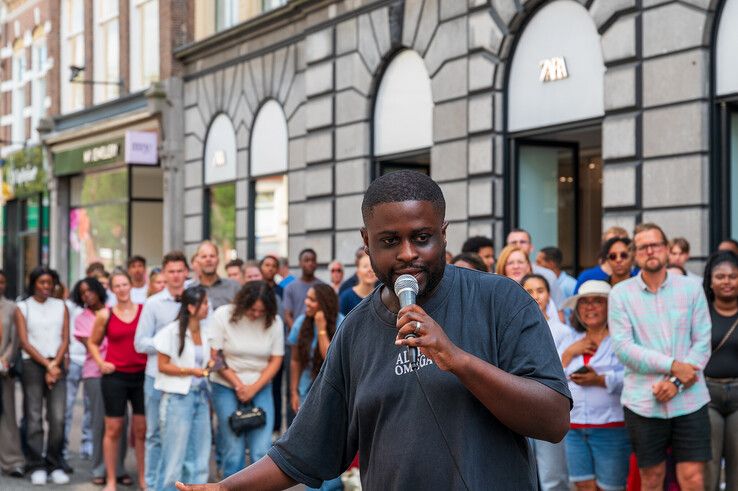 Drukste winkelstraat Zwolle plat door evangelisten: ‘Vrouwen bezeten, hoererij, Hamas’ en omzetverlies (video)