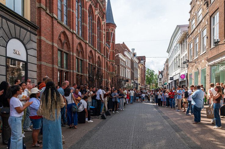 Drukste winkelstraat Zwolle plat door evangelisten: ‘Vrouwen bezeten, hoererij, Hamas’ en omzetverlies (video)