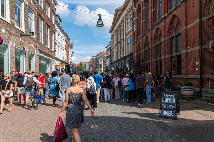 Drukste winkelstraat Zwolle plat door evangelisten: ‘Vrouwen bezeten, hoererij, Hamas’ en omzetverlies (video)