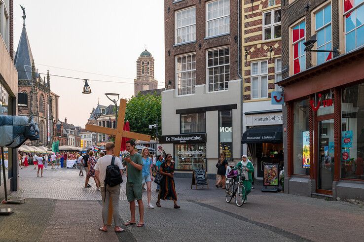 In beeld: Dolle Mina’s voeren actie tegen religieuze bijeenkomst op Grote Markt Zwolle (video)