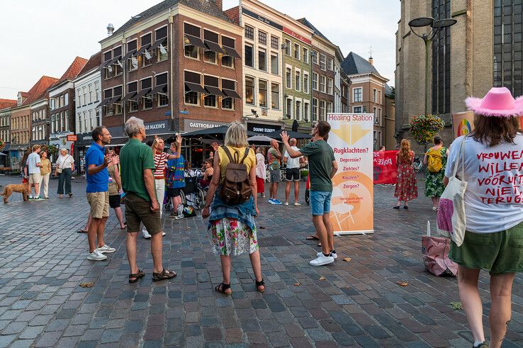 In beeld: Dolle Mina’s voeren actie tegen religieuze bijeenkomst op Grote Markt Zwolle (video)