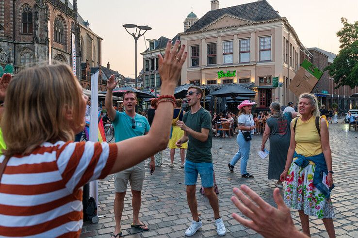 In beeld: Dolle Mina’s voeren actie tegen religieuze bijeenkomst op Grote Markt Zwolle (video)