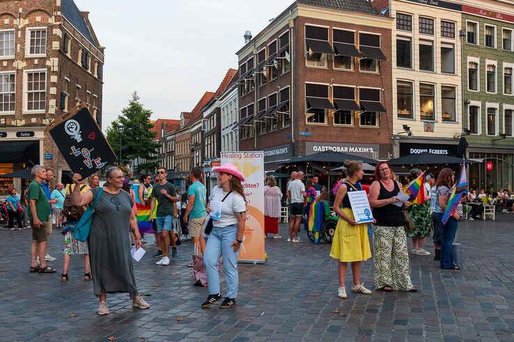 In beeld: Dolle Mina’s voeren actie tegen religieuze bijeenkomst op Grote Markt Zwolle (video)