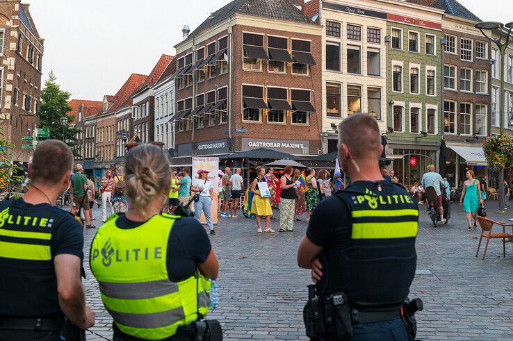 In beeld: Dolle Mina’s voeren actie tegen religieuze bijeenkomst op Grote Markt Zwolle (video)