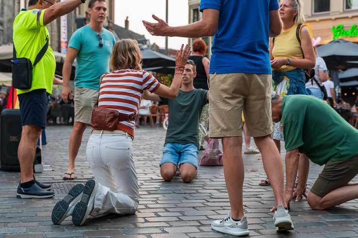 In beeld: Dolle Mina’s voeren actie tegen religieuze bijeenkomst op Grote Markt Zwolle (video)