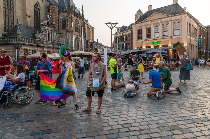 In beeld: Dolle Mina’s voeren actie tegen religieuze bijeenkomst op Grote Markt Zwolle (video)