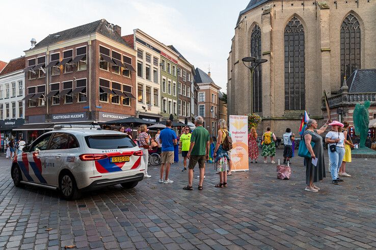 In beeld: Dolle Mina’s voeren actie tegen religieuze bijeenkomst op Grote Markt Zwolle (video)