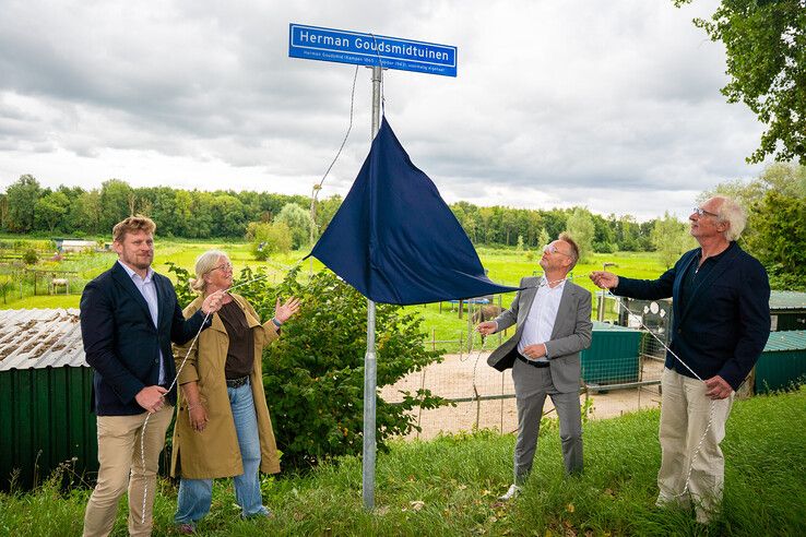 Onthulling naambord door Simon en Tim Goudsmid.