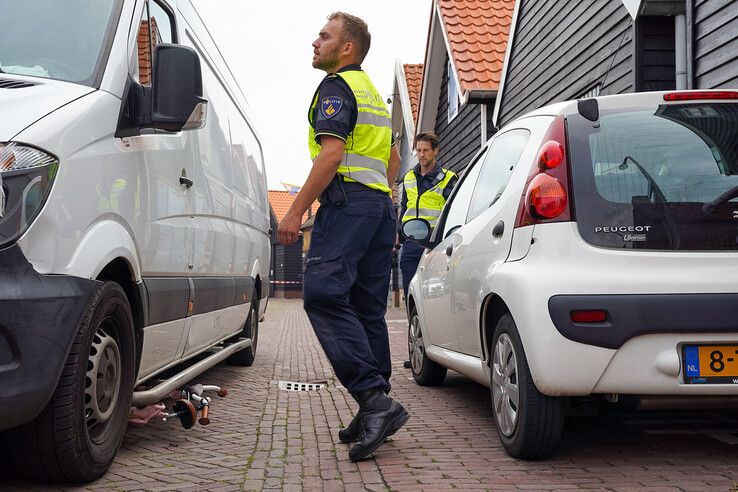 In beeld: Ernstig ongeval in Genemuiden: kind met traumaheli naar Groningen