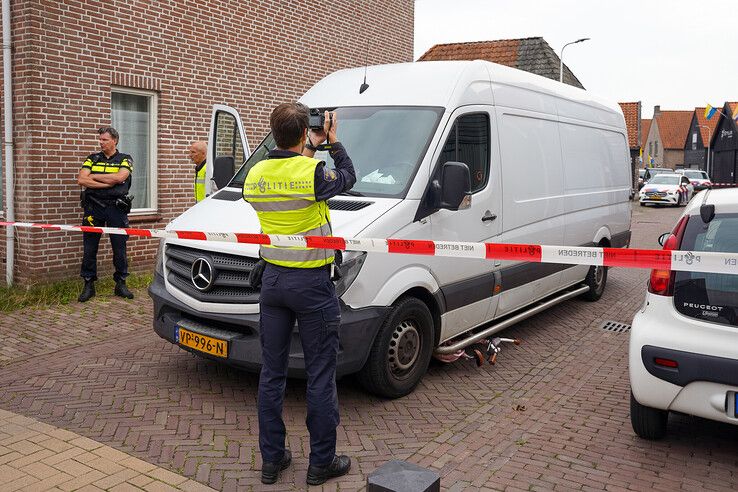 In beeld: Ernstig ongeval in Genemuiden: kind met traumaheli naar Groningen