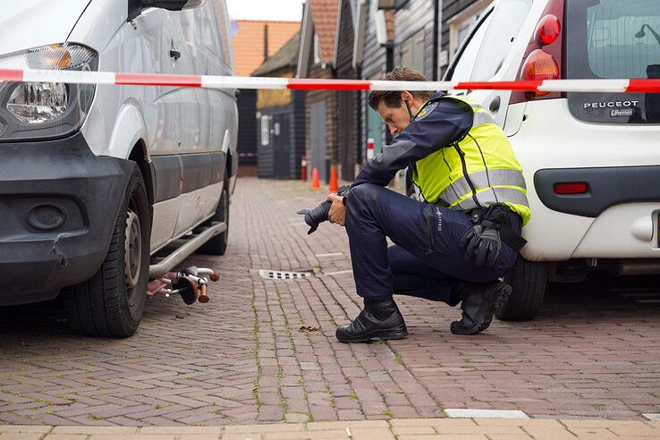 In beeld: Ernstig ongeval in Genemuiden: kind met traumaheli naar Groningen