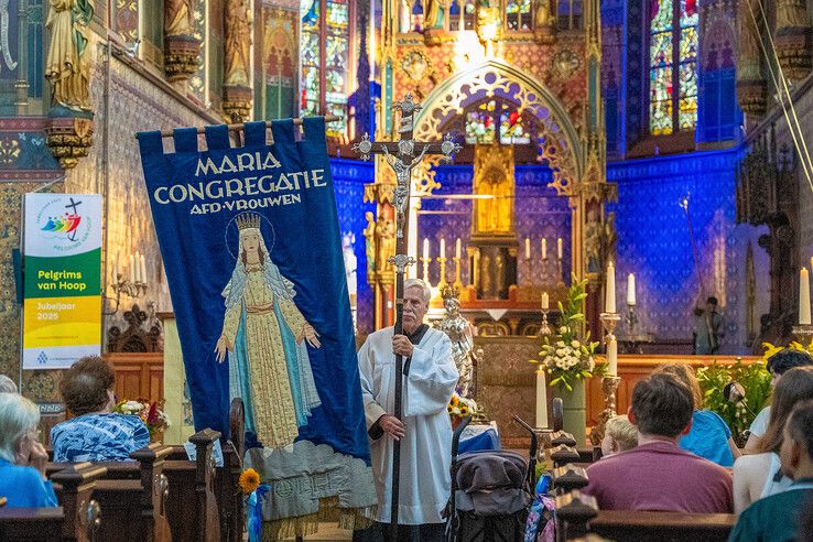 In beeld: Maria-Tenhemelopneming gevierd met processie in Zwolle