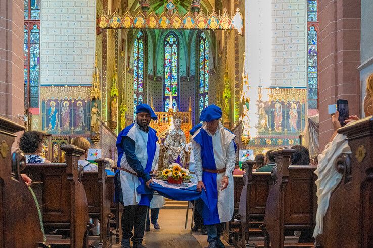 In beeld: Maria-Tenhemelopneming gevierd met processie in Zwolle
