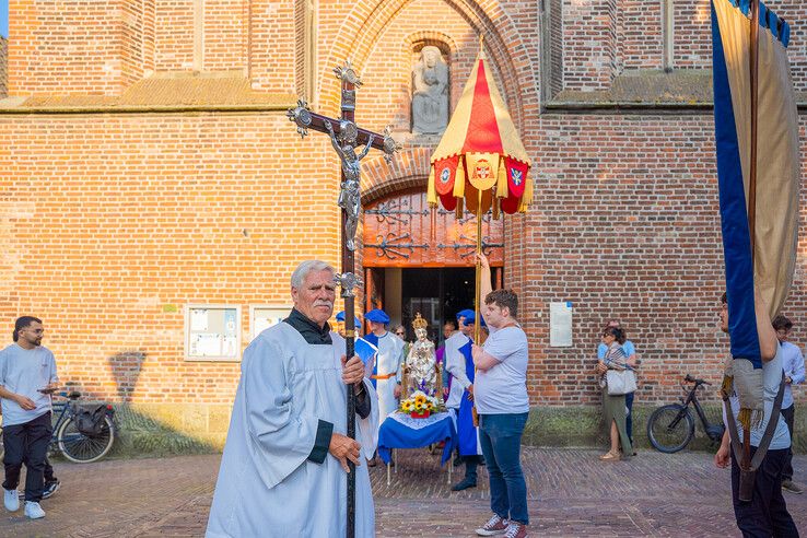 In beeld: Maria-Tenhemelopneming gevierd met processie in Zwolle