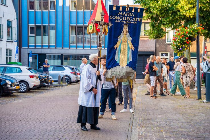 In beeld: Maria-Tenhemelopneming gevierd met processie in Zwolle