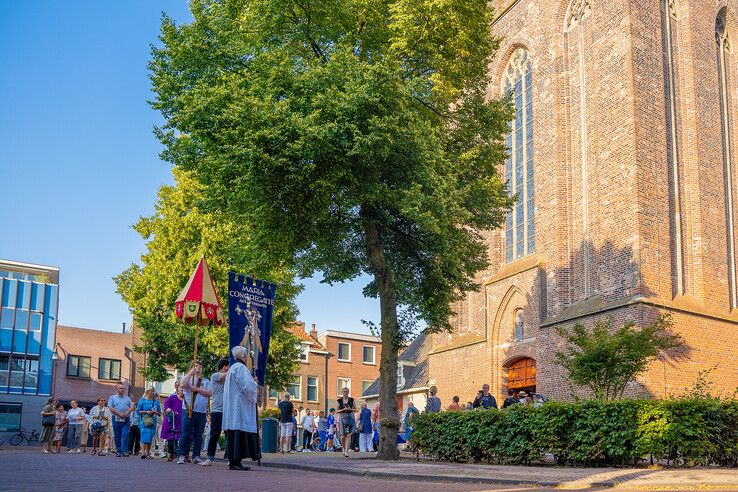 In beeld: Maria-Tenhemelopneming gevierd met processie in Zwolle