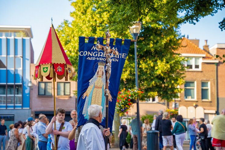 In beeld: Maria-Tenhemelopneming gevierd met processie in Zwolle